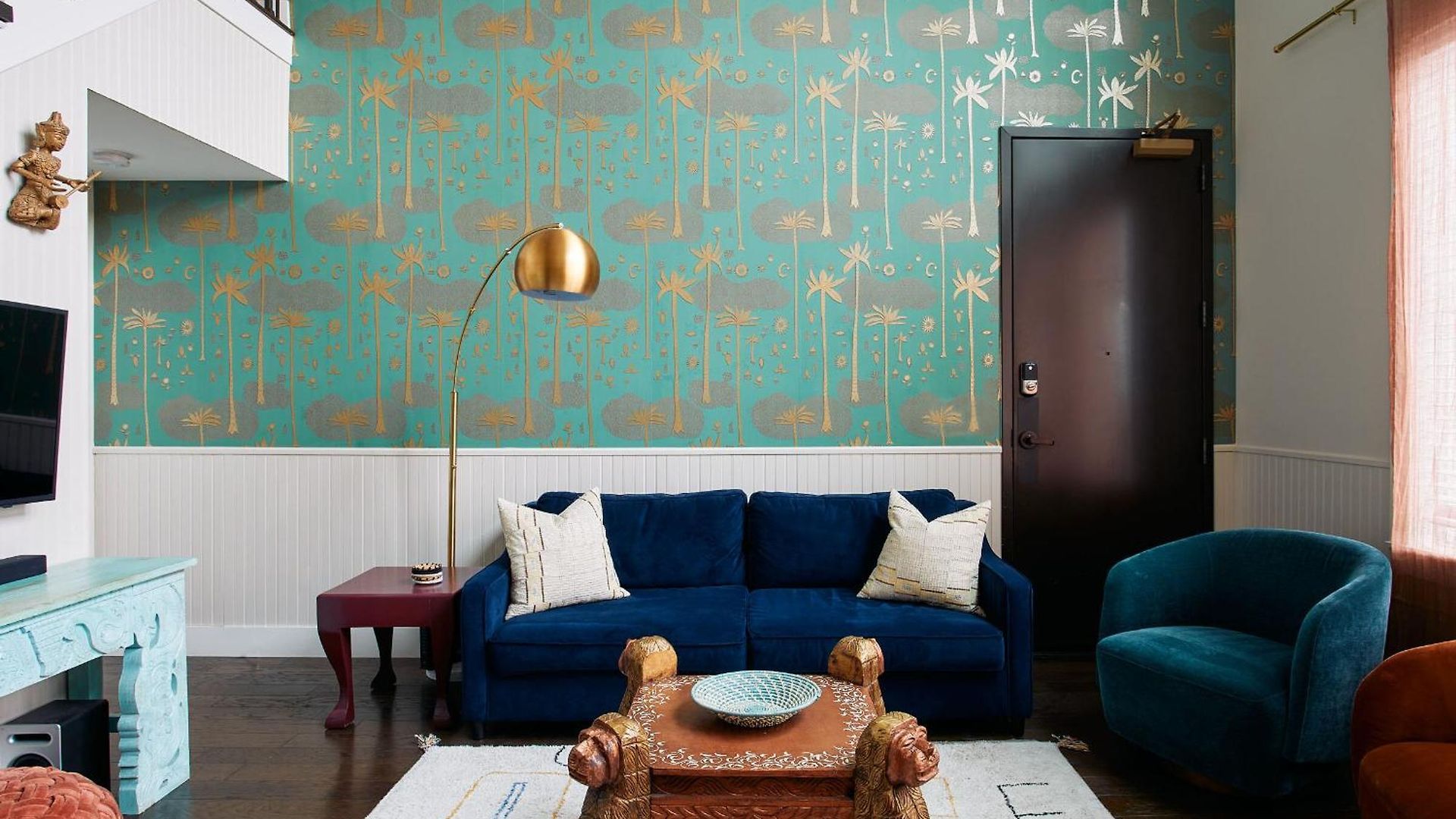 Stylish Boho Courtyard Loft With King Beds In 12s At 1 Of 7 Themed Lofts At Cowrite, Find Coffee And Tacos Downstairs, Complimentary Spin Class, Walk To Shopping In 12 South, 10 Minutes To Broadway, Parking, 24 Hr Hospitality Apartment *