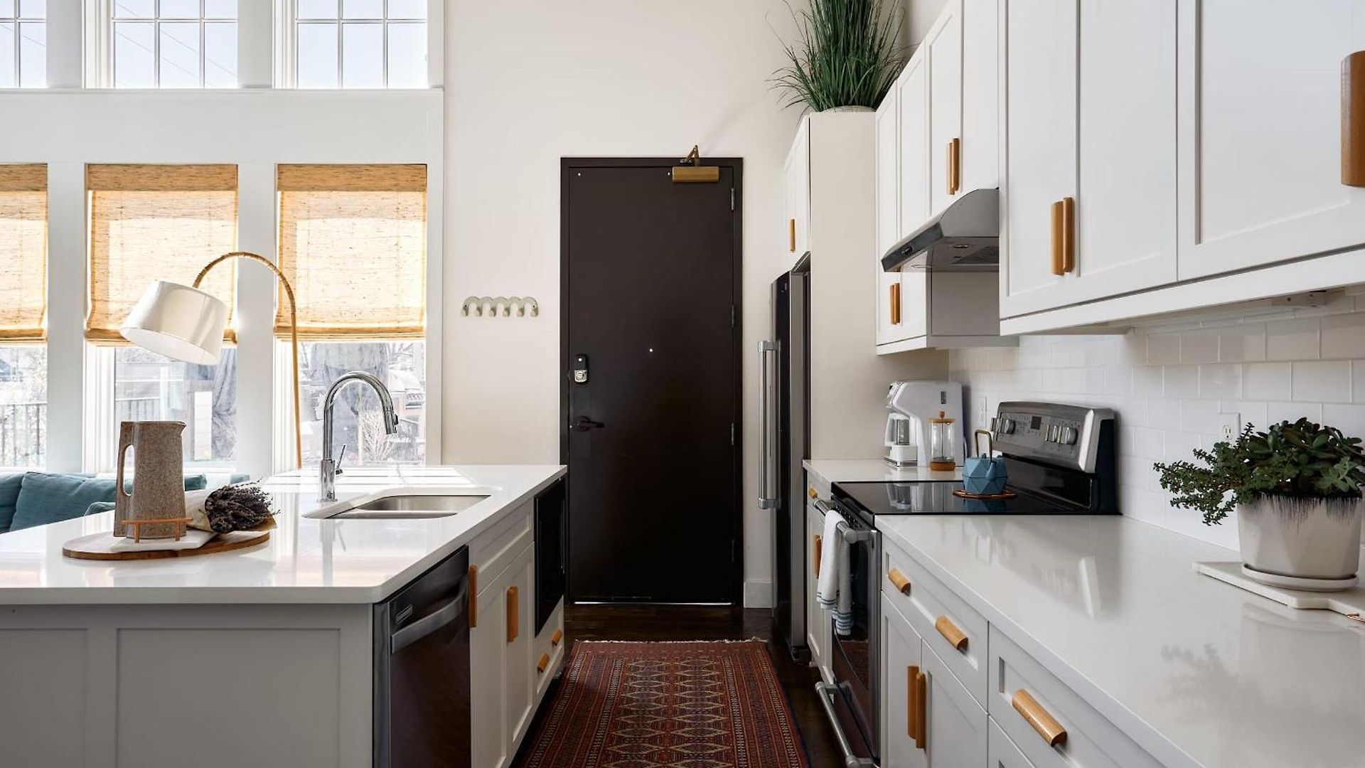 Penthouse In 12 South With Balcony, Near Broadway! Apartment