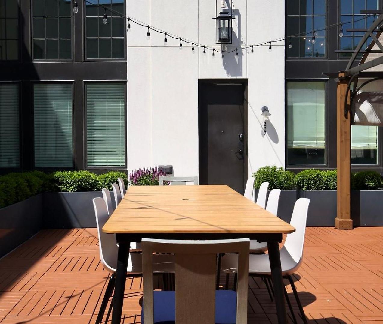 Apartment Stylish Boho Courtyard Loft With King Beds In 12s At 1 Of 7 Themed Lofts At Cowrite, Find Coffee And Tacos Downstairs, Complimentary Spin Class, Walk To Shopping In 12 South, 10 Minutes To Broadway, Parking, 24 Hr Hospitality