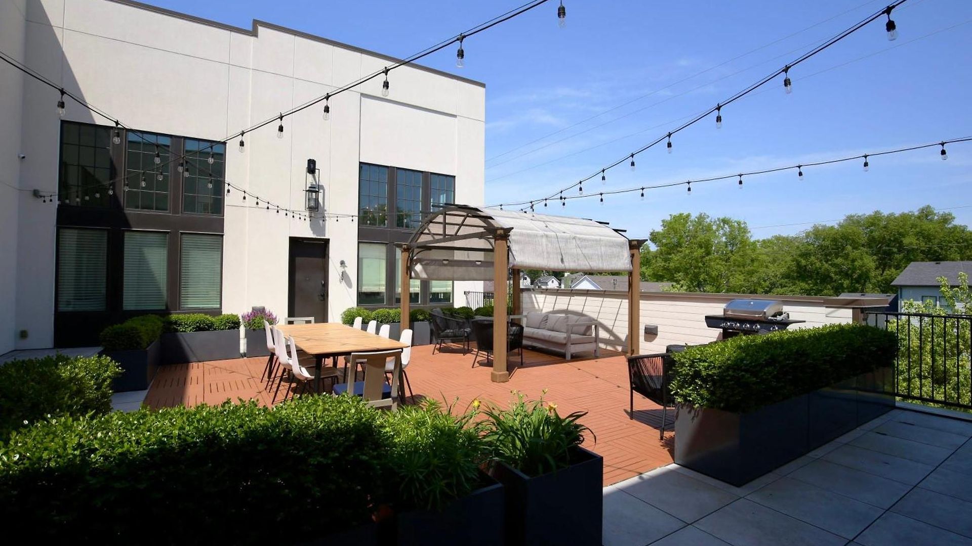 Courtyard Penthouse, Kings Beds & Soaring Ceilings, 1 Of 7 Themed Lofts At Cowrite, Find Coffee And Tacos Downstairs, Complimentary Spin Class, Walk To Shopping In 12 South, 10 Minutes To Broadway, Parking, 24 Hr Hospitality Nashville