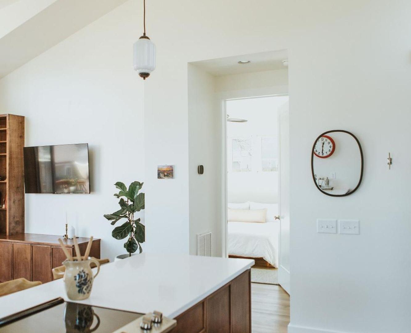 Storybook - Perfect For Couples And Solo Travelers Apartment *