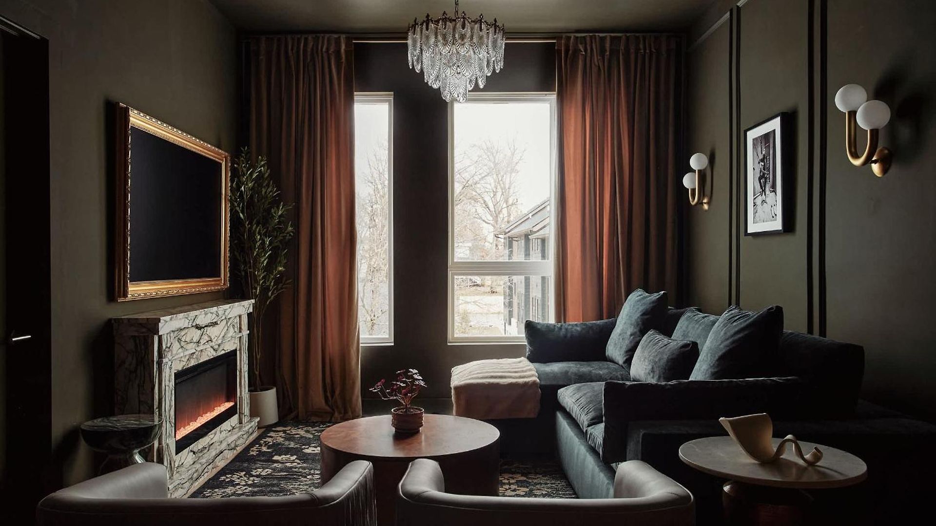 Holiday home Dreamy With Fireplace, Rooftop, Gym, Parking, Sleeps 5 With King Bed, Sleeper Sofa, Hidden Bunk, Shared Rooftop And Gym, Free Dedicated Parking, Minutes To Broadway, Five Points & Grand Ole Opry, 24 Hr Hospitality