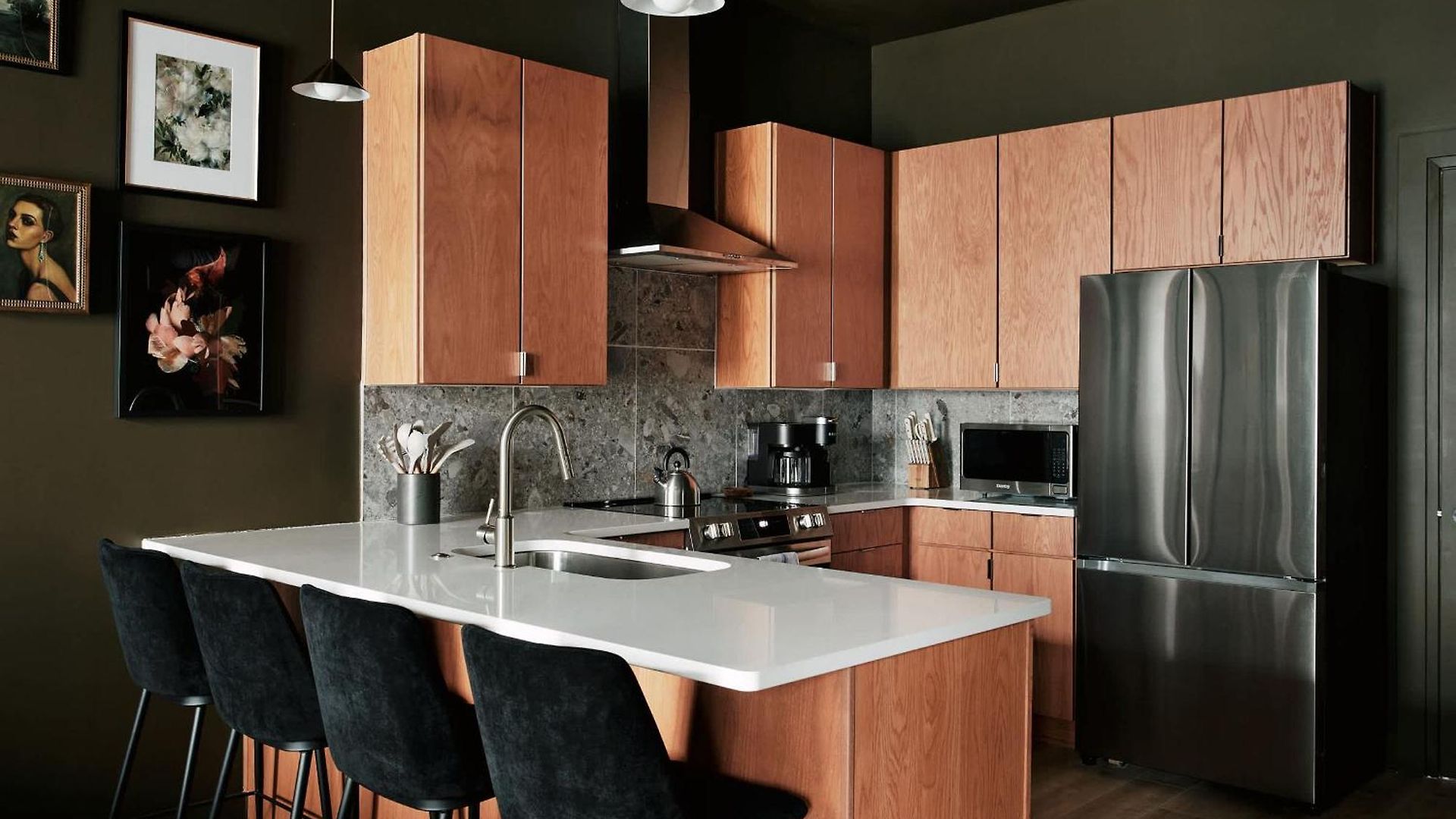 Dreamy With Fireplace, Rooftop, Gym, Parking, Sleeps 5 With King Bed, Sleeper Sofa, Hidden Bunk, Shared Rooftop And Gym, Free Dedicated Parking, Minutes To Broadway, Five Points & Grand Ole Opry, 24 Hr Hospitality Nashville
