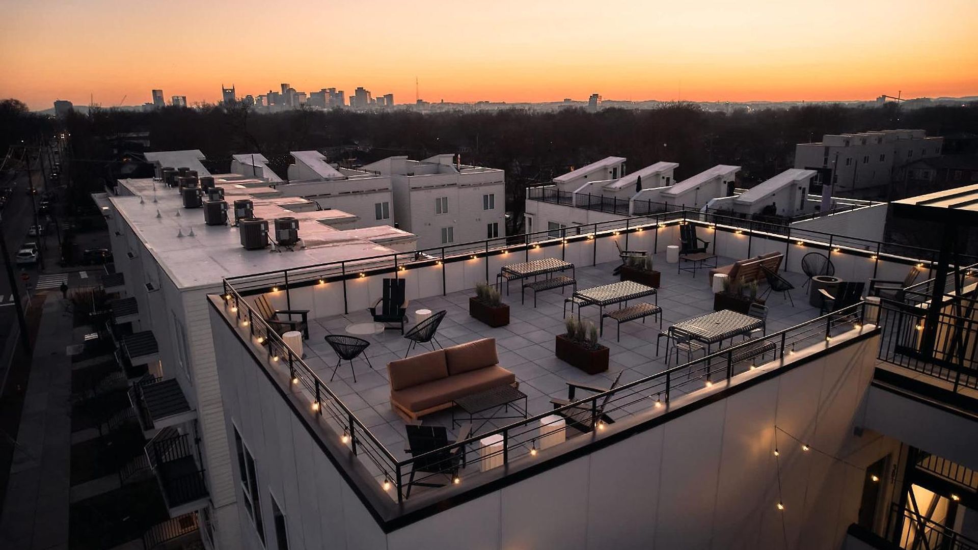 Dreamy With Fireplace, Rooftop, Gym, Parking, Sleeps 5 With King Bed, Sleeper Sofa, Hidden Bunk, Shared Rooftop And Gym, Free Dedicated Parking, Minutes To Broadway, Five Points & Grand Ole Opry, 24 Hr Hospitality Nashville