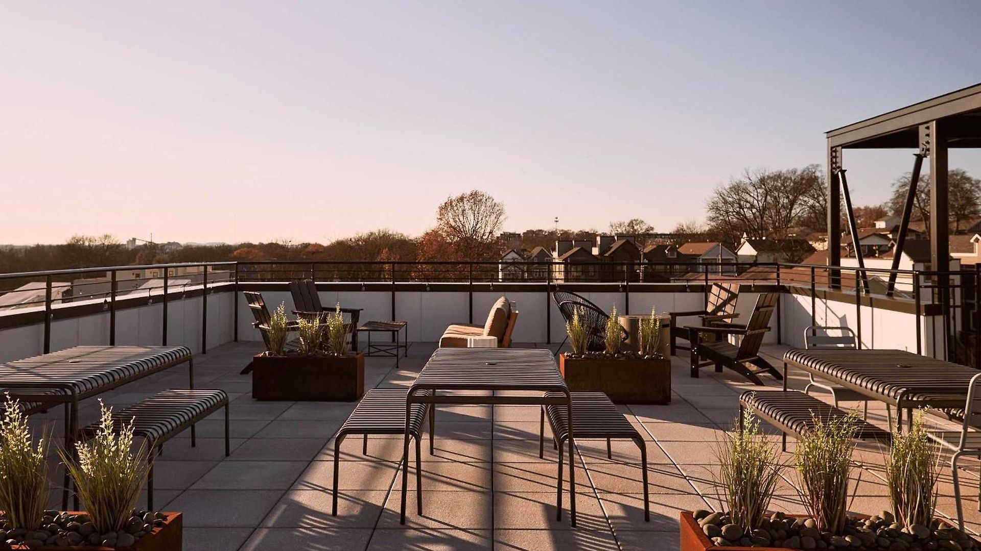 Dreamy With Fireplace, Rooftop, Gym, Parking, Sleeps 5 With King Bed, Sleeper Sofa, Hidden Bunk, Shared Rooftop And Gym, Free Dedicated Parking, Minutes To Broadway, Five Points & Grand Ole Opry, 24 Hr Hospitality Holiday home *