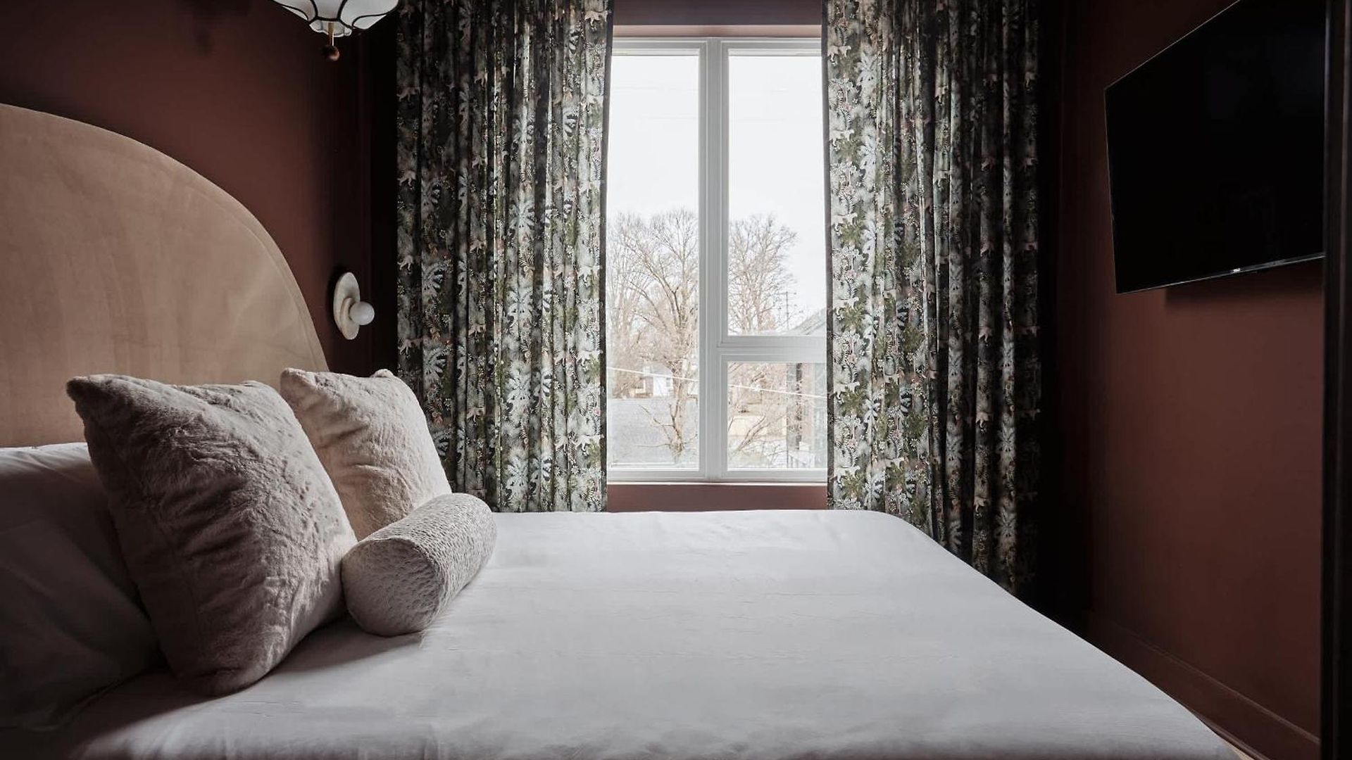 Holiday home Dreamy With Fireplace, Rooftop, Gym, Parking, Sleeps 5 With King Bed, Sleeper Sofa, Hidden Bunk, Shared Rooftop And Gym, Free Dedicated Parking, Minutes To Broadway, Five Points & Grand Ole Opry, 24 Hr Hospitality Nashville