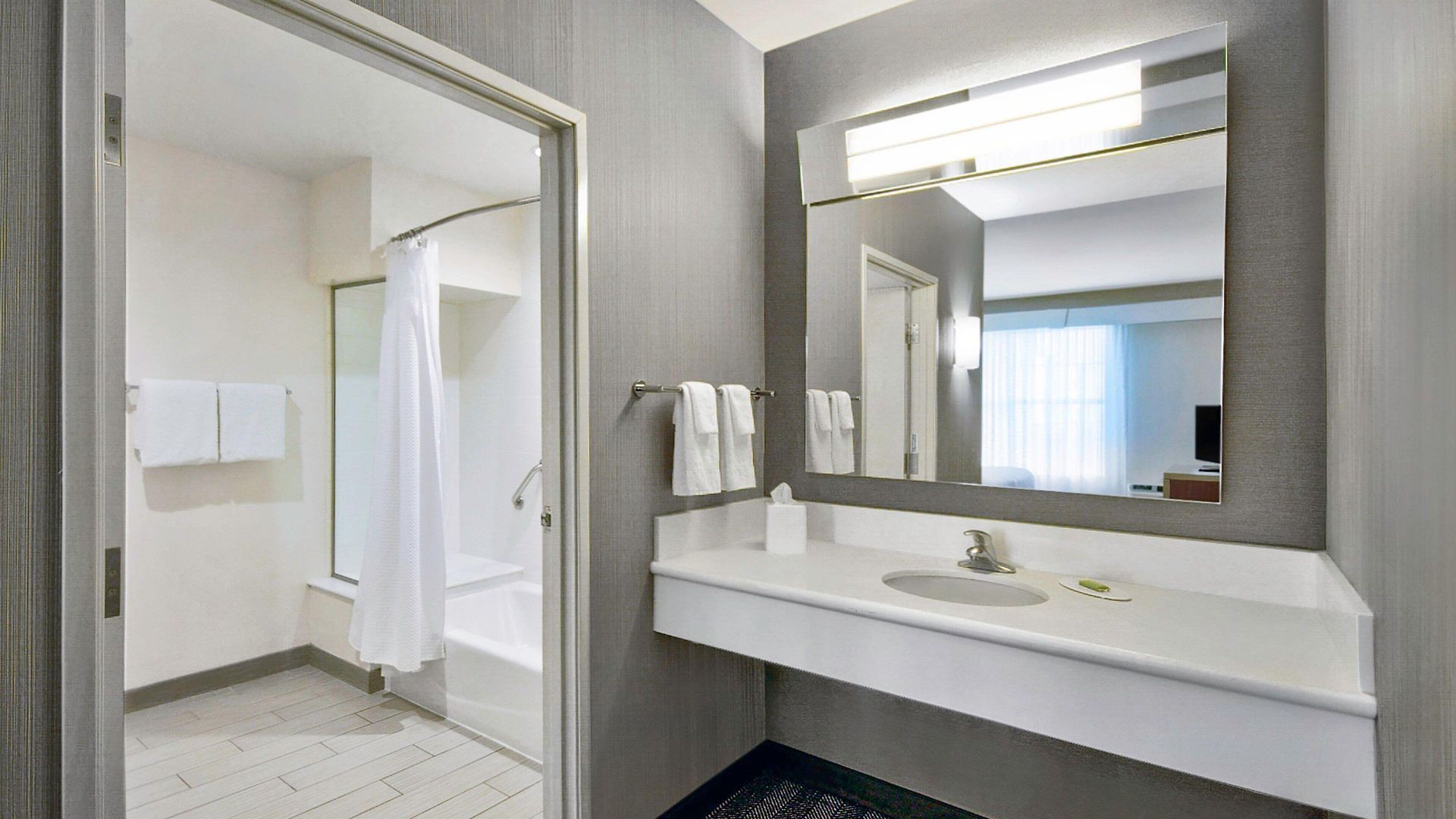 Courtyard By Marriott Hills Hotel 3*