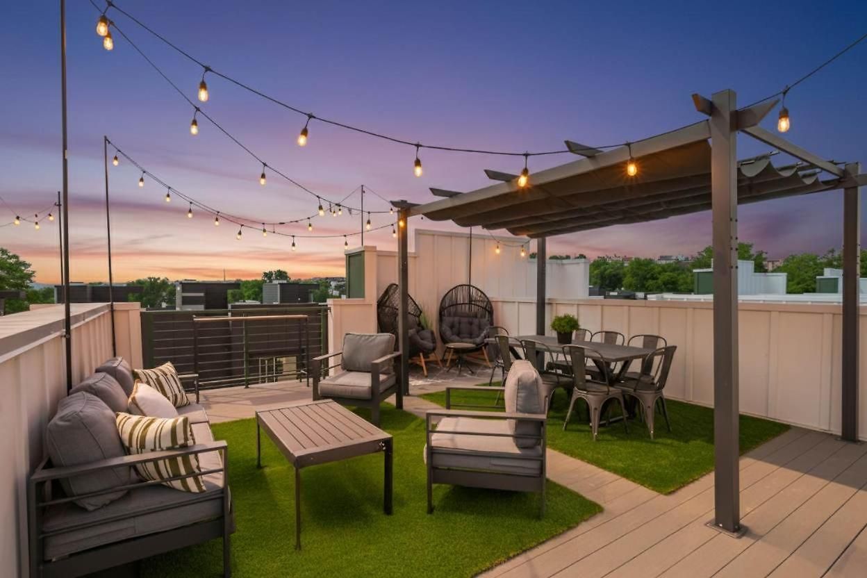 Rooftop Deck And Rec Minutes To Dwntn Holiday home