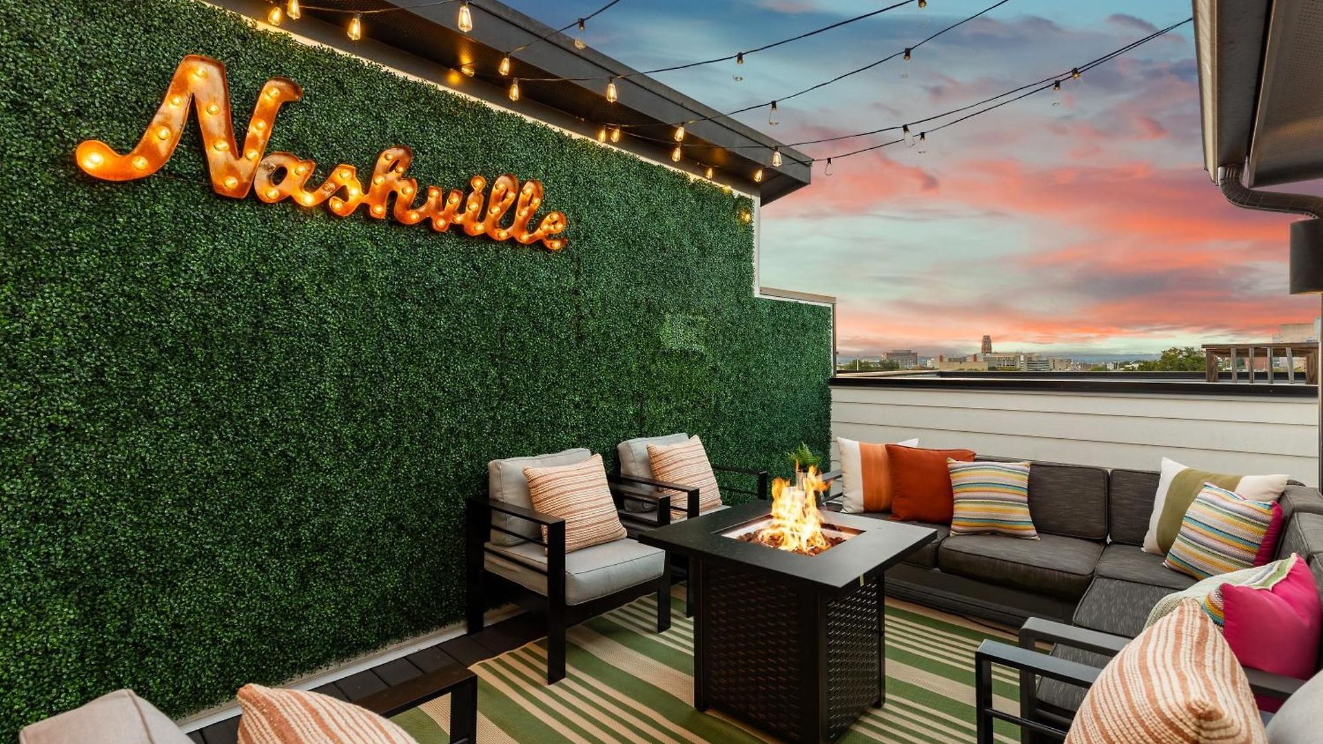 Private Rooftop Near Vanderbilt Only 2 Miles From Downtown Holiday home