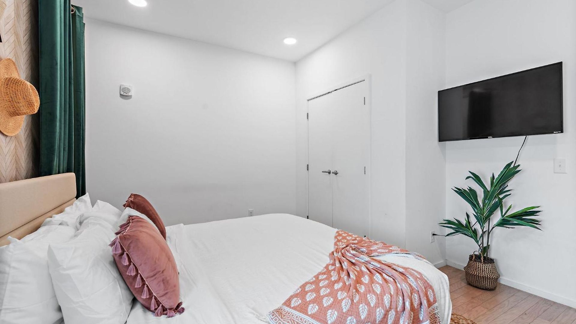 Luxury 2-bd, 2-bth Downtown Riverfront, Park Free Holiday home *
