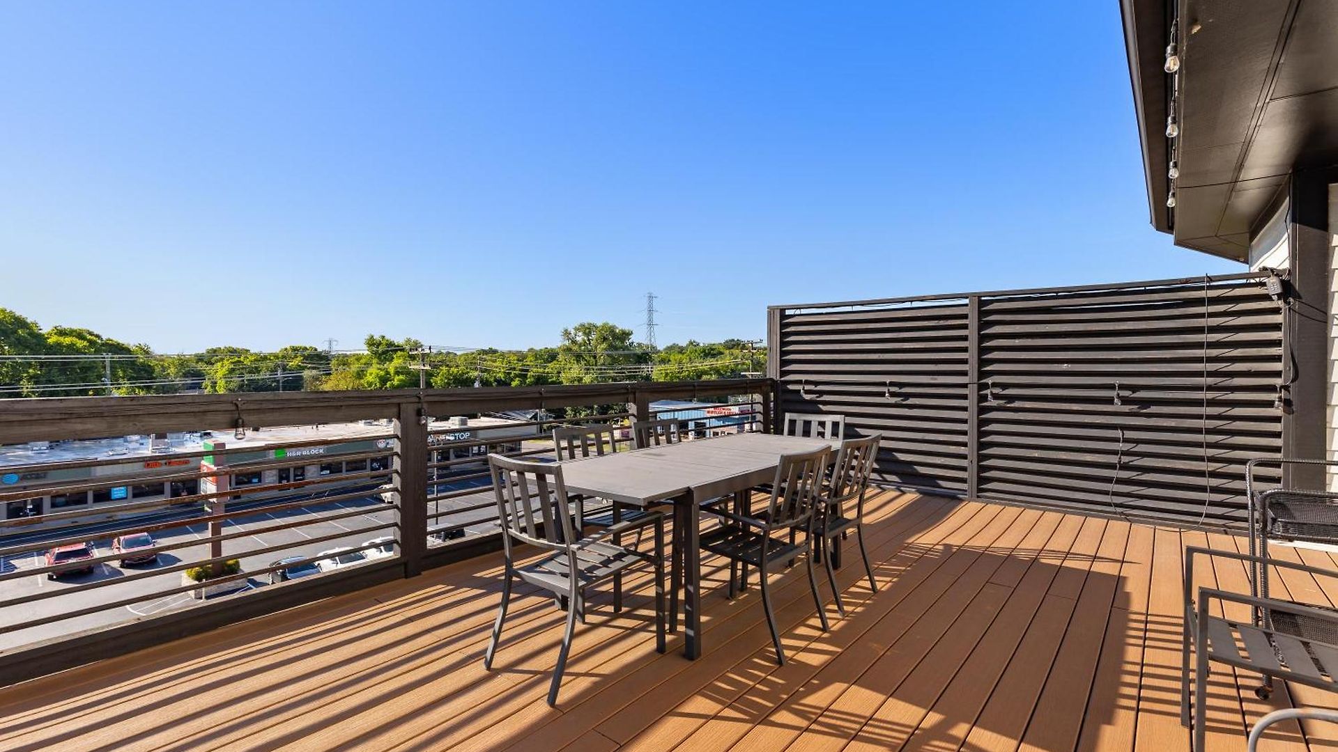 Apartment Only 4 Miles To Broadway With Free Parking And Tvs In Bedrooms *