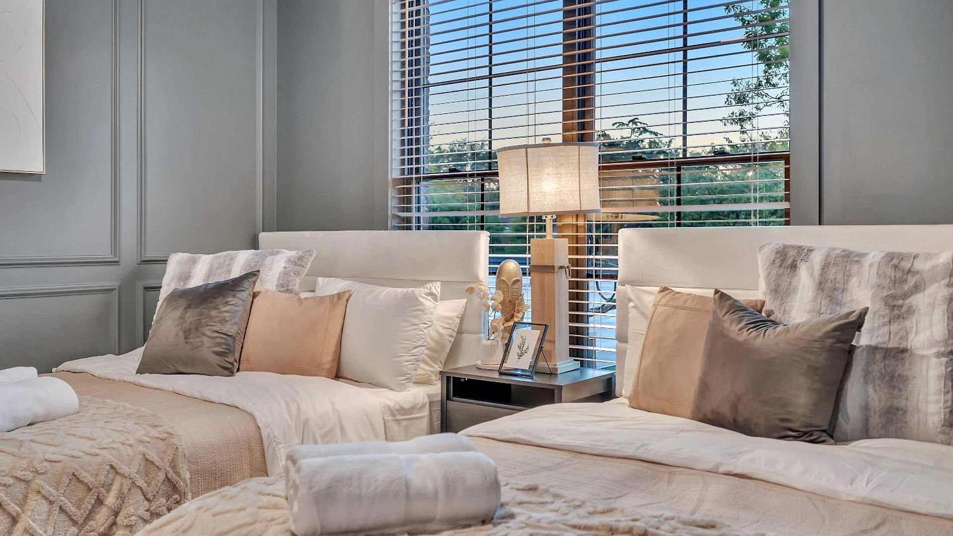 New Bright Modern Townhome With Rooftop & Garage *