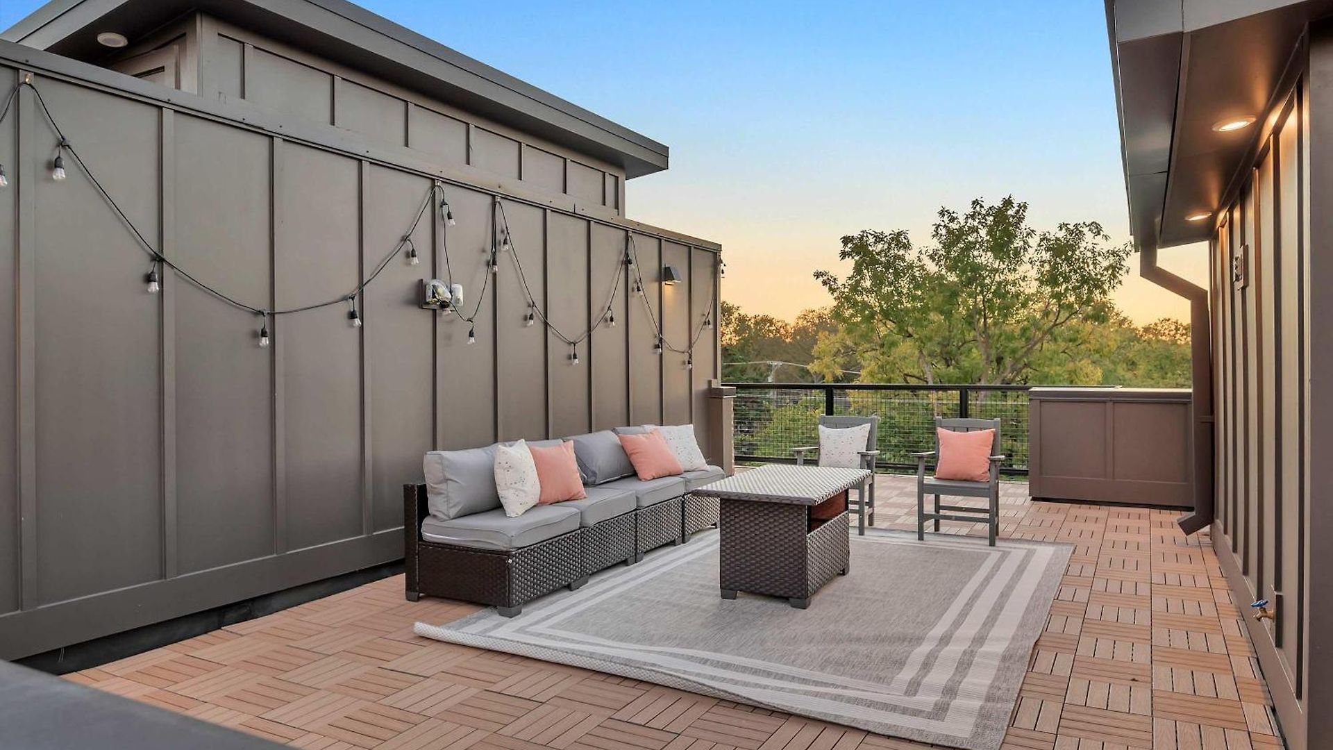 New Bright Modern Townhome With Rooftop & Garage Holiday home