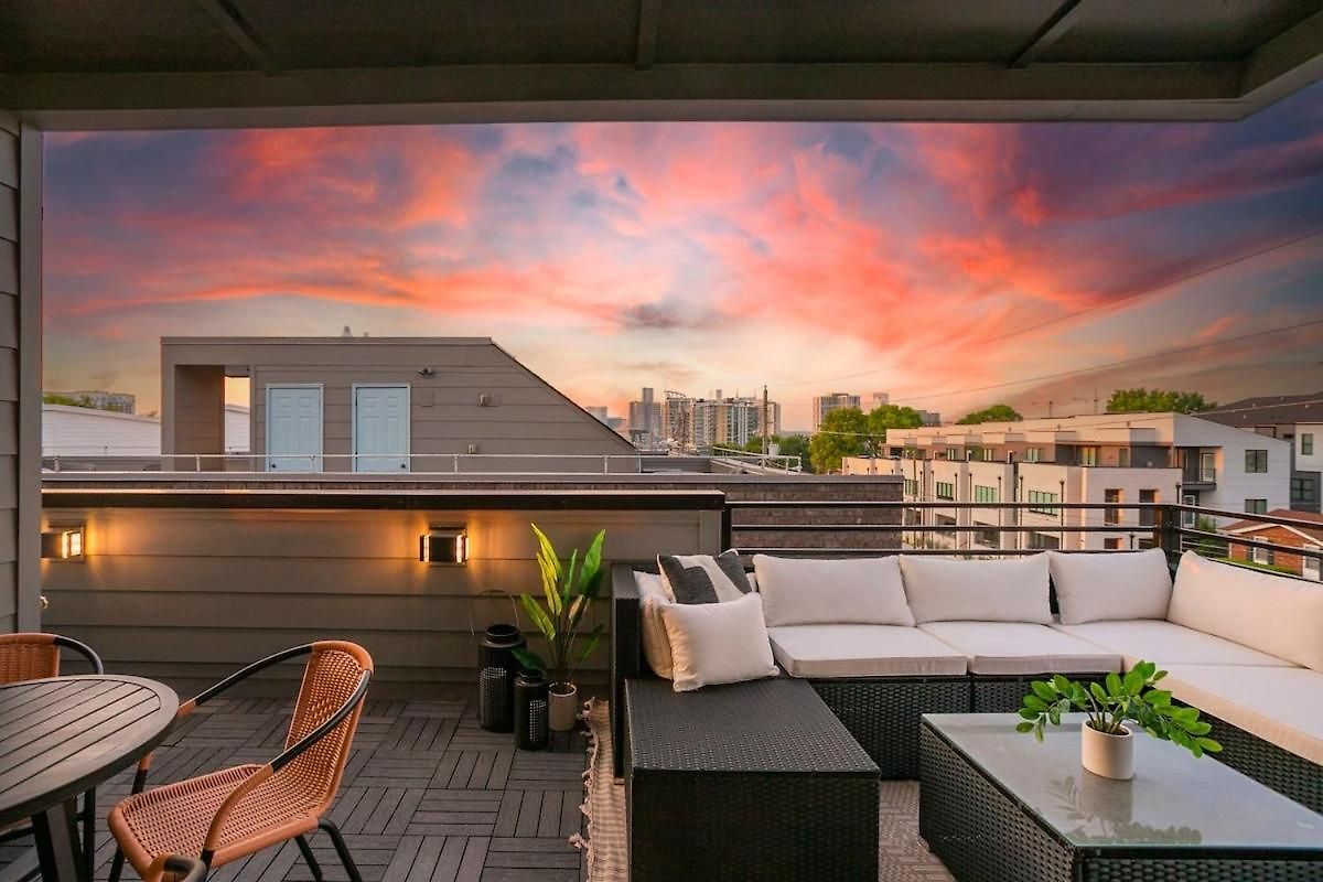 2 Homes With Rooftops & Views Holiday home Nashville