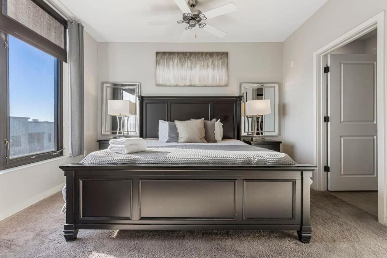 Luxurious Downtown Corner Views 2 Bed 2bath 61 Holiday home Nashville