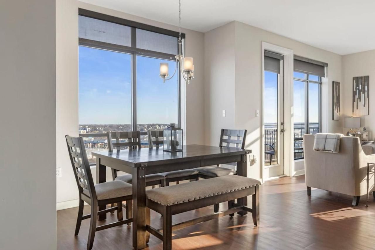 Luxurious Downtown Corner Views 2 Bed 2bath 61 *