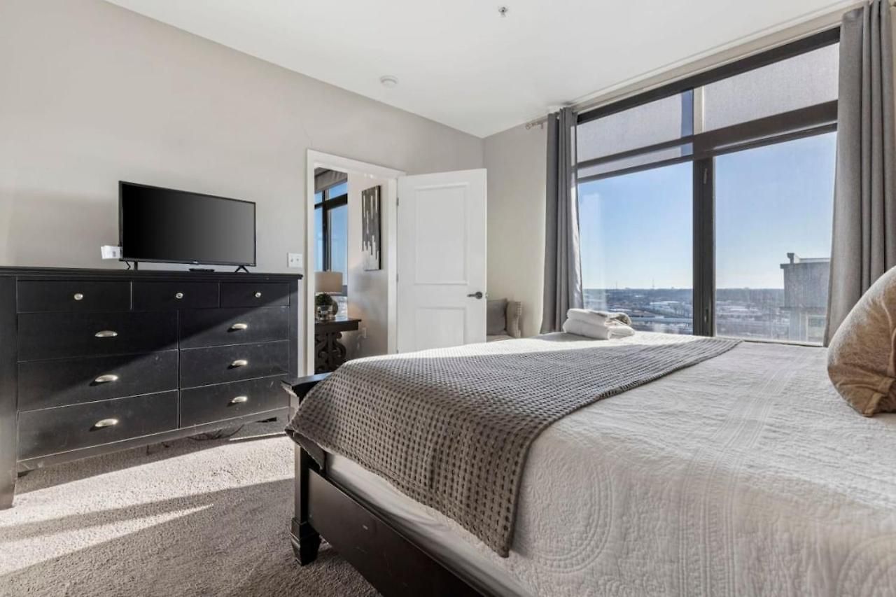 Luxurious Downtown Corner Views 2 Bed 2bath 61 Holiday home Nashville