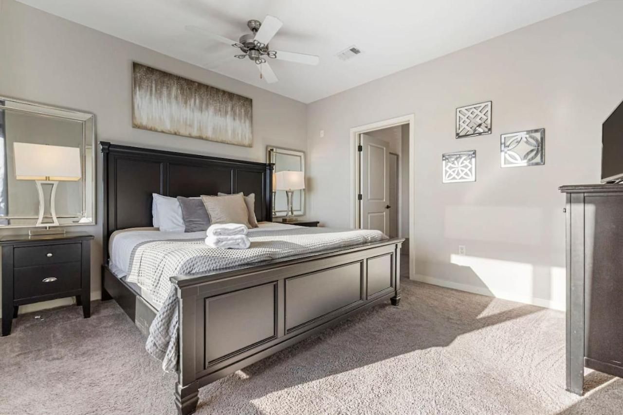 Luxurious Downtown Corner Views 2 Bed 2bath 61