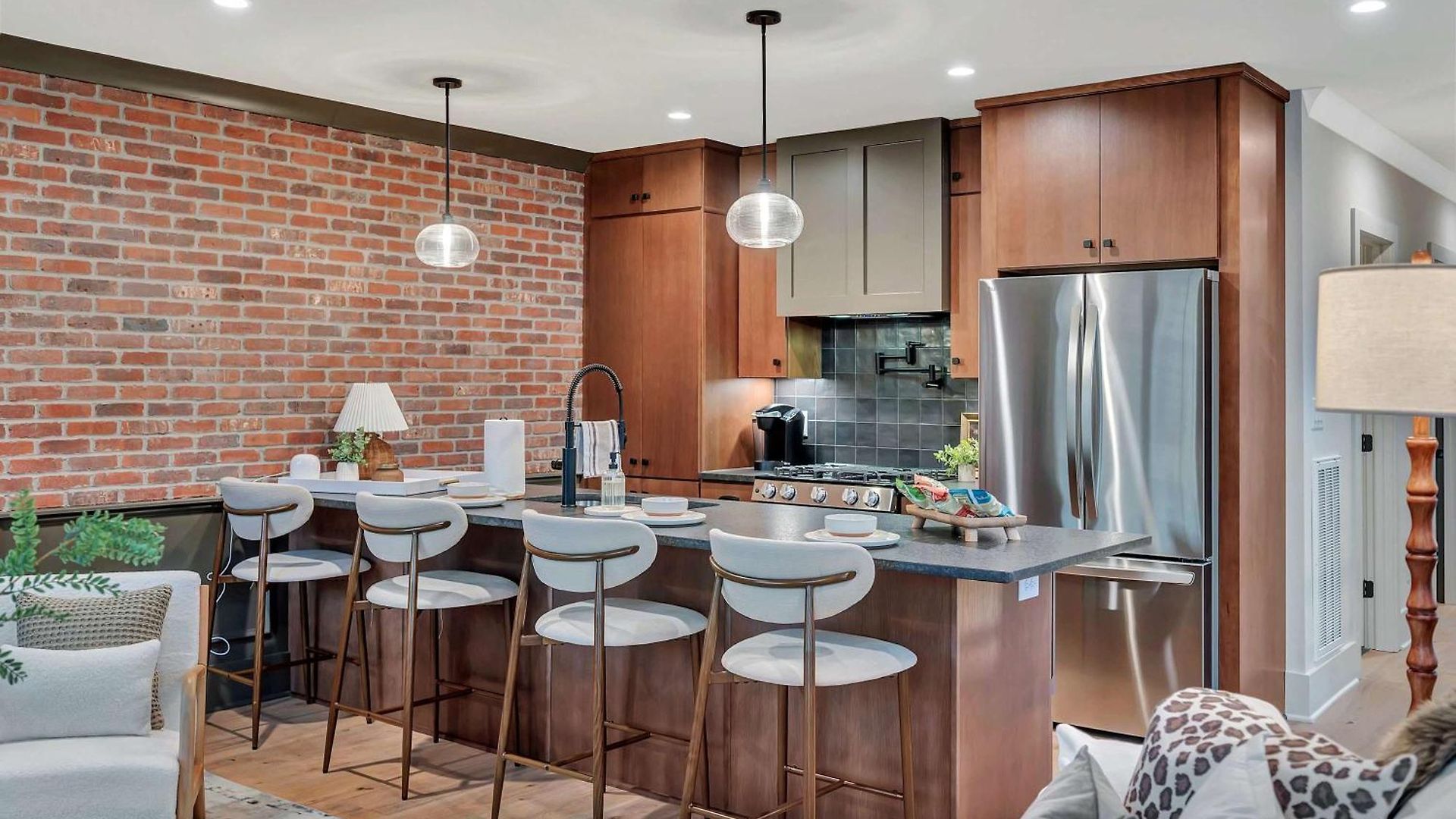 New Bright Modern Townhome With Rooftop & Garage Holiday home
