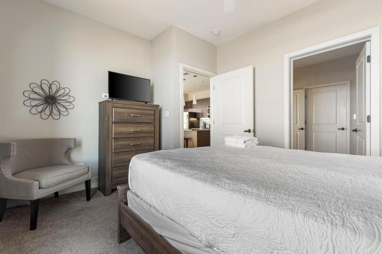 Luxurious Downtown Corner Views 2 Bed 2bath 61 Holiday home