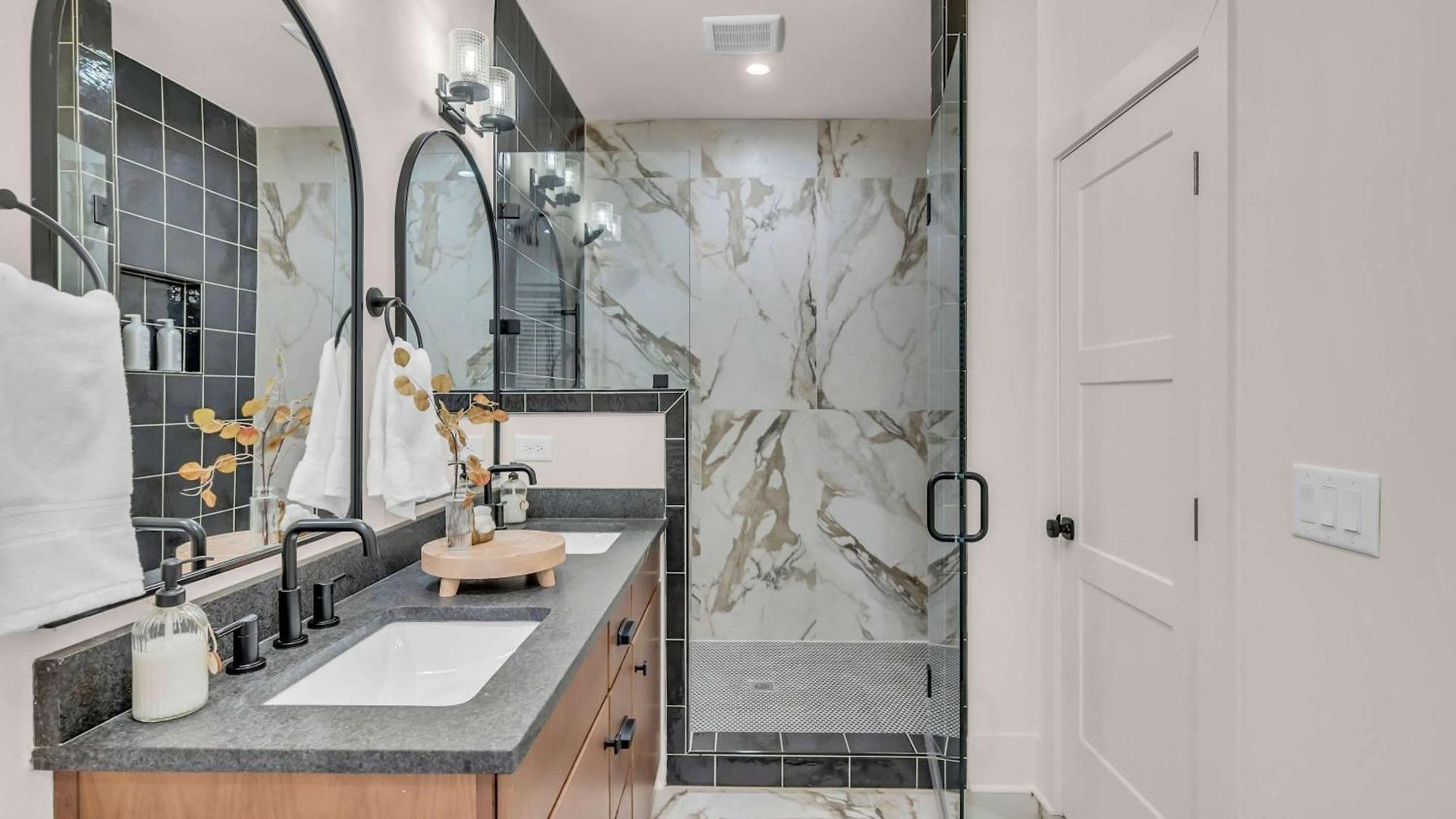New 2 Luxe Townhomes With Rooftops Sleeps 24 *
