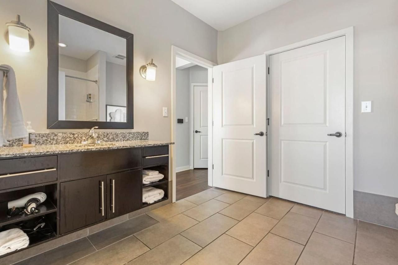 Luxurious Downtown Corner Views 2 Bed 2bath 61 Holiday home *