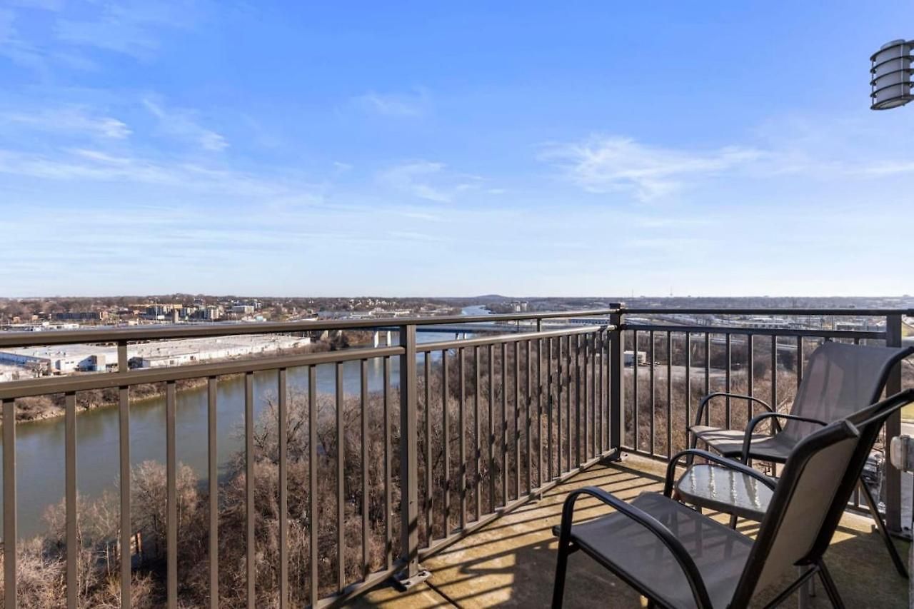 Luxurious Downtown Corner Views 2 Bed 2bath 61 Holiday home Nashville