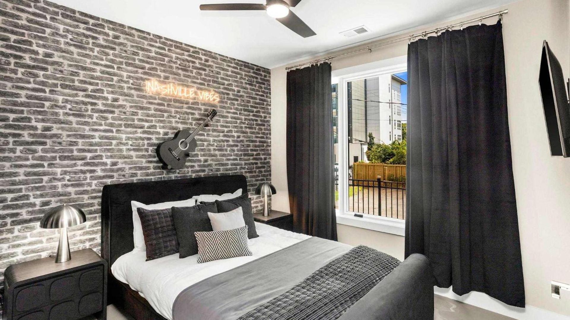 Holiday home 2 Adjacent Luxury Homes Rooftop Decks & Game *