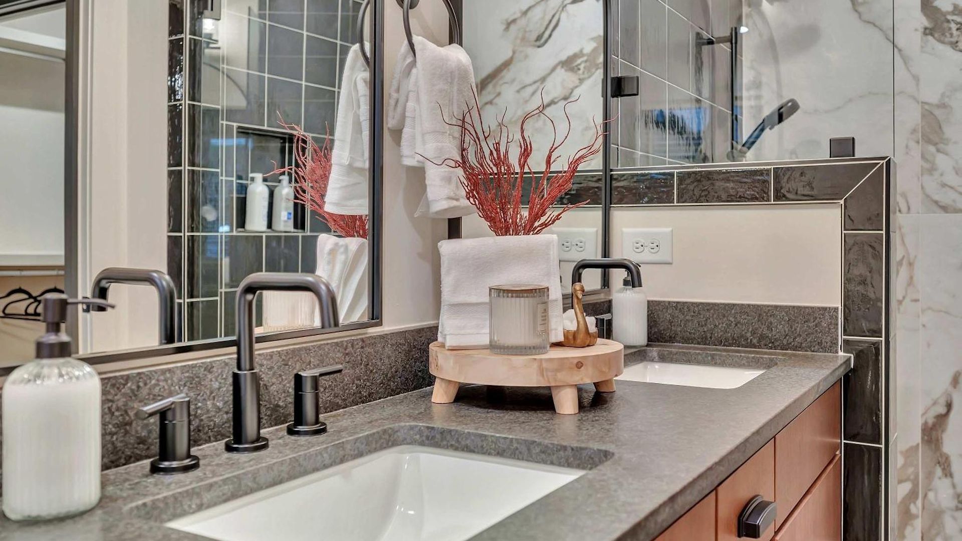 Holiday home New 2 Luxe Townhomes With Rooftops Sleeps 24 Nashville