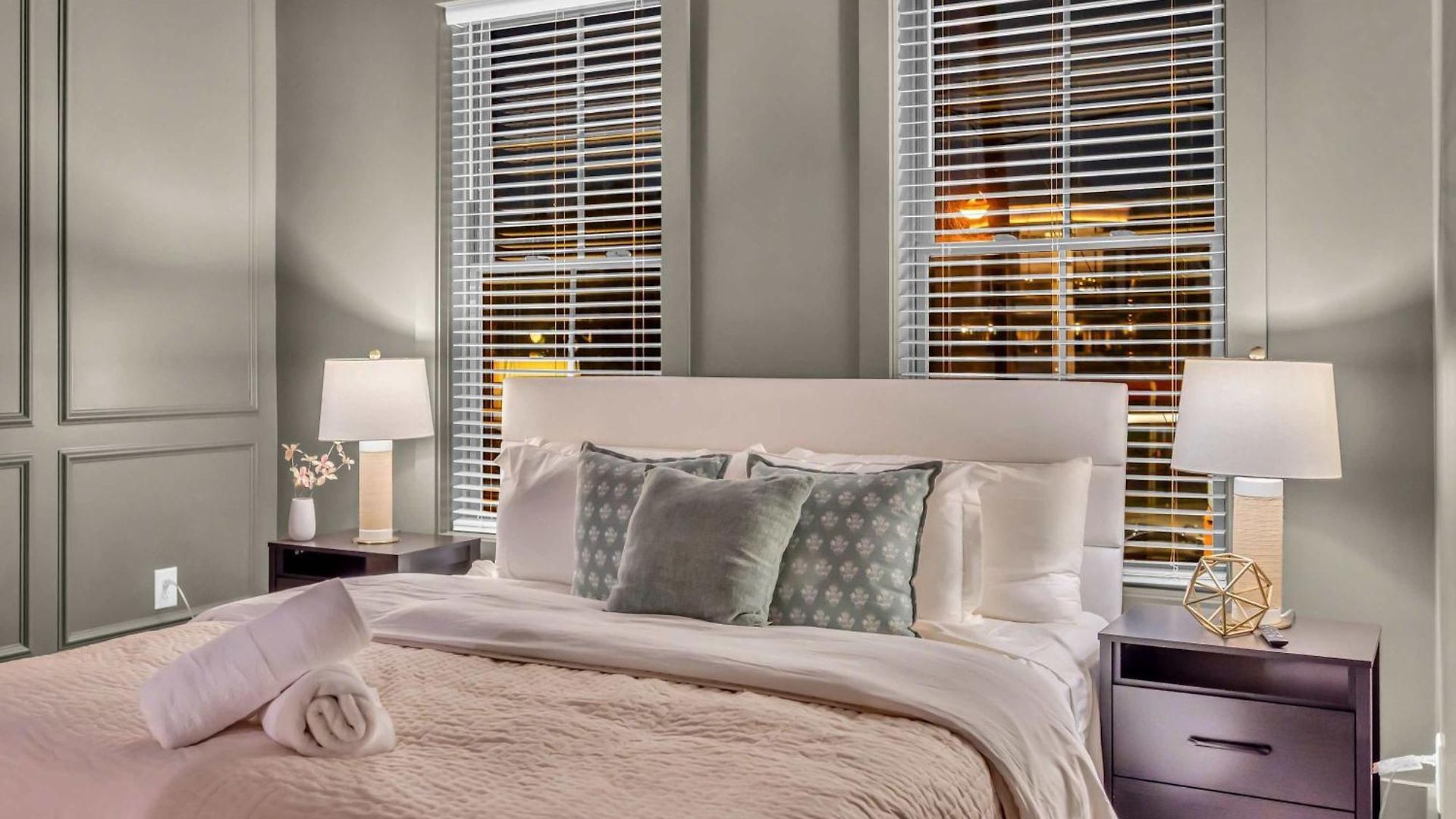 Holiday home New 2 Luxe Townhomes With Rooftops Sleeps 24