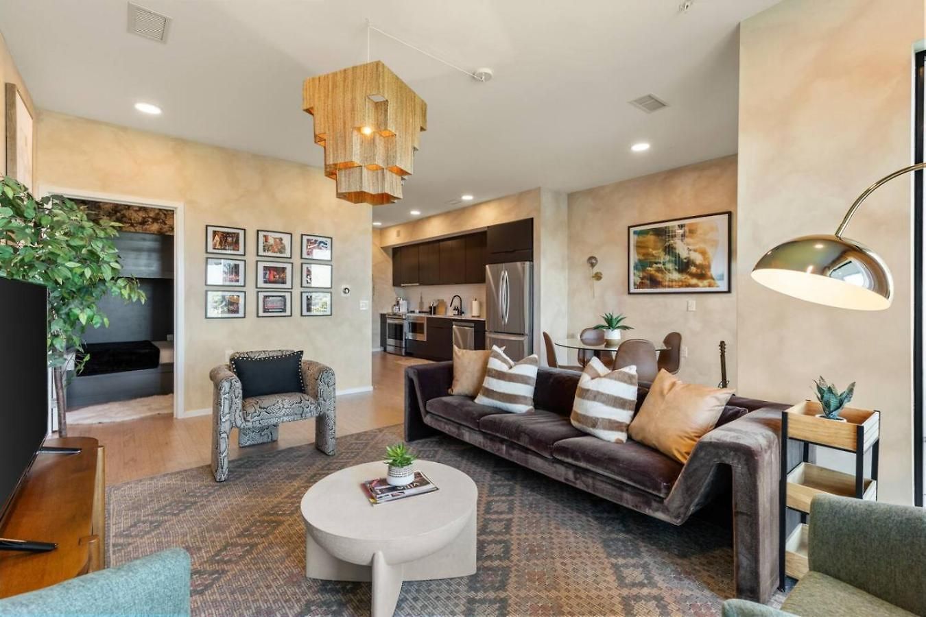 Lovely River View Walk To Downtown Has Garage And Balcony Apartment *