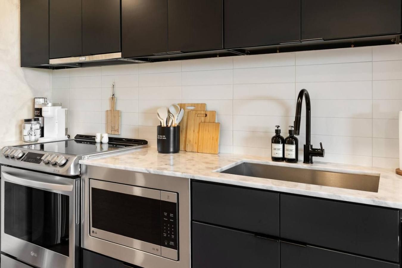 Lovely River View Walk To Downtown Has Garage And Balcony * Nashville