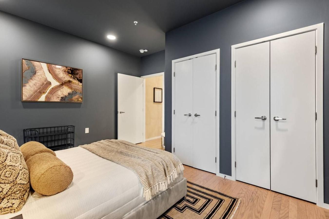 Apartment Lovely River View Walk To Downtown Has Garage And Balcony