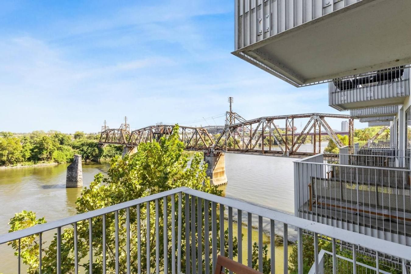 Apartment Lovely River View Walk To Downtown Has Garage And Balcony *
