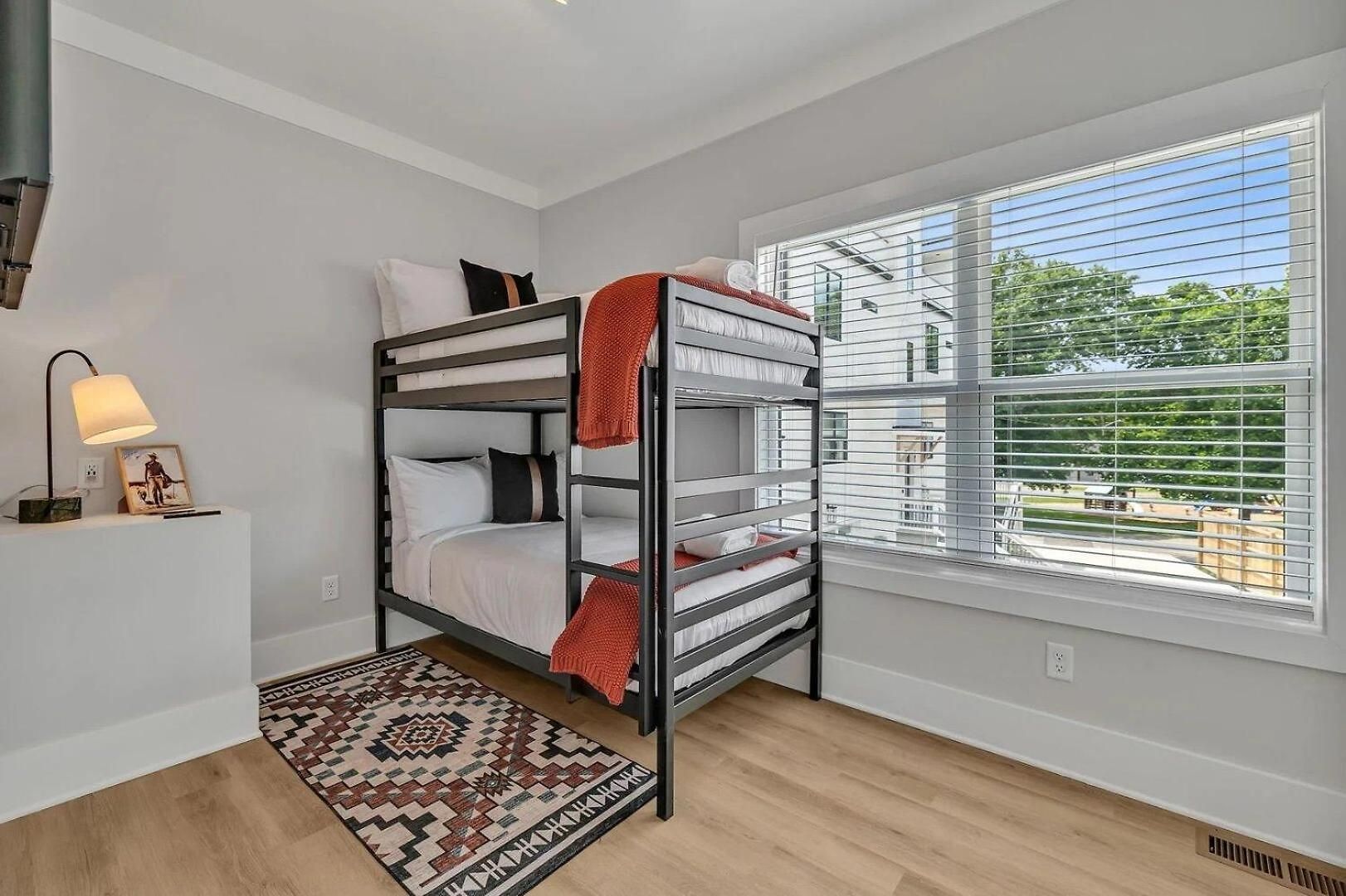 Ensemble-4 Unit Combo-8 Mins To Broadway Holiday home Nashville
