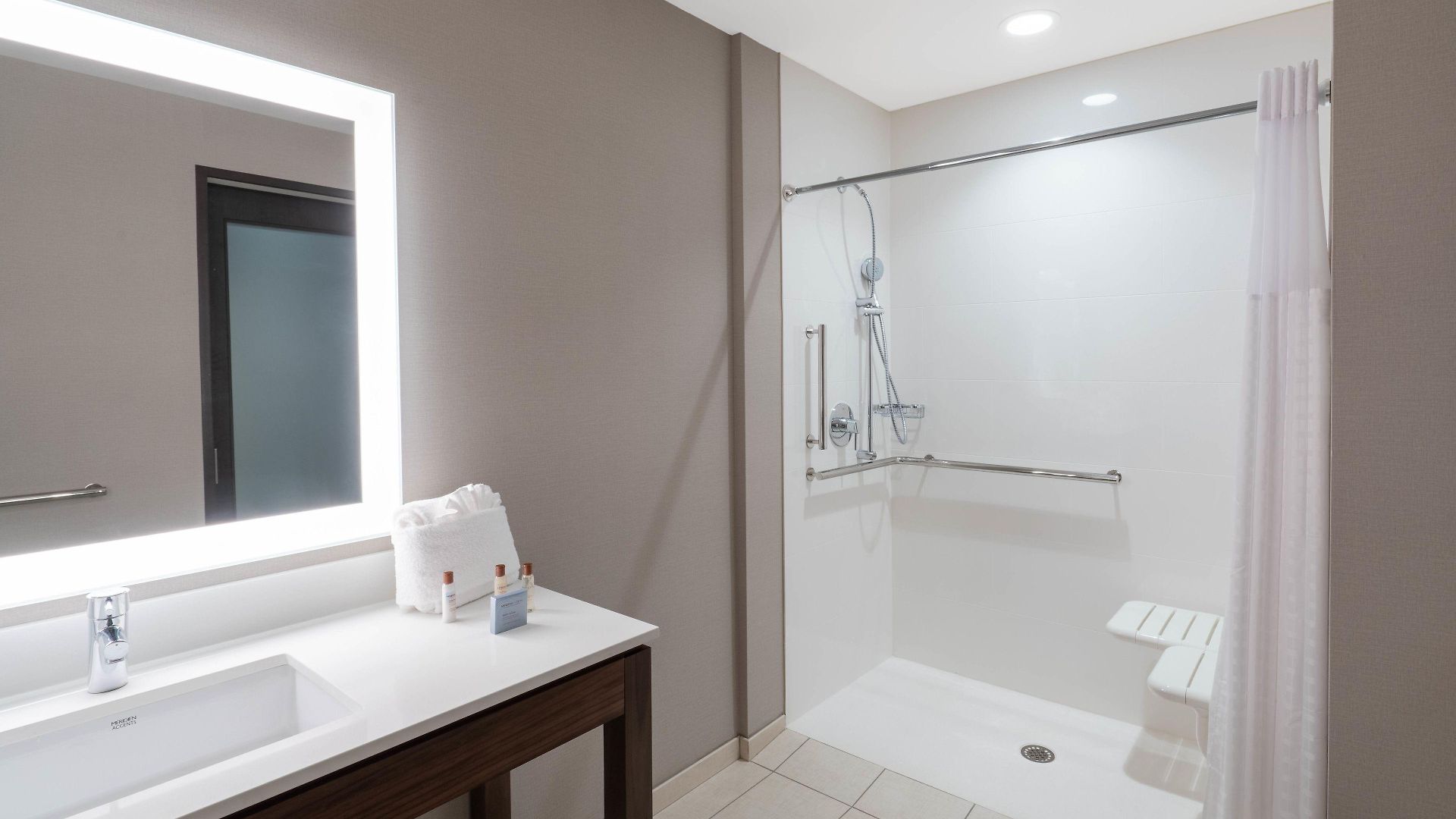Hotel Hampton By Hilton Airport Century Place