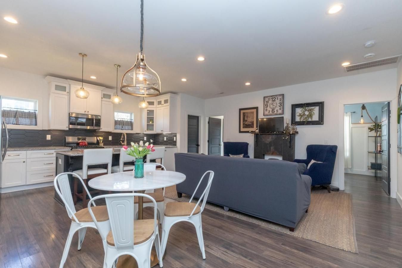 Broadway Breeze Escape Modern Comfort Nashville