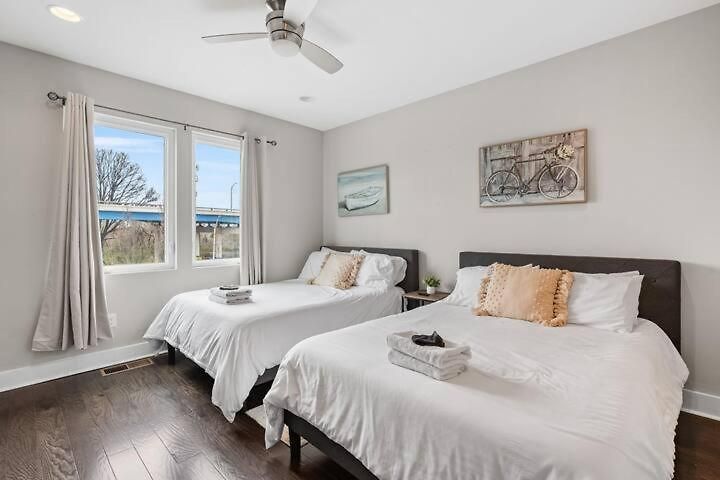 Chic Near Downtown Sleeps 14 Holiday home Nashville
