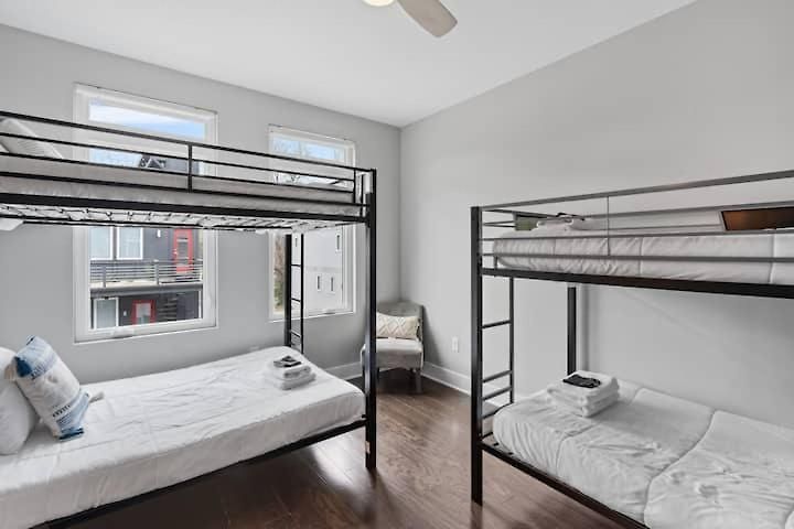 Chic Near Downtown Sleeps 14 Holiday home Nashville