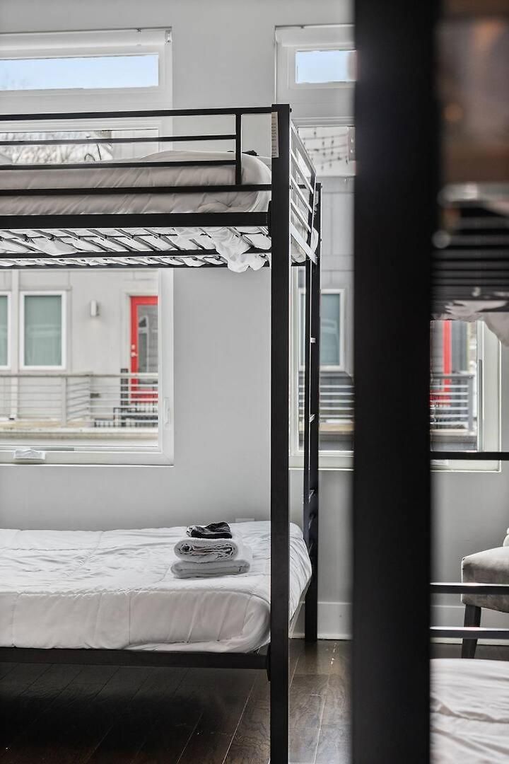 Chic Near Downtown Sleeps 14