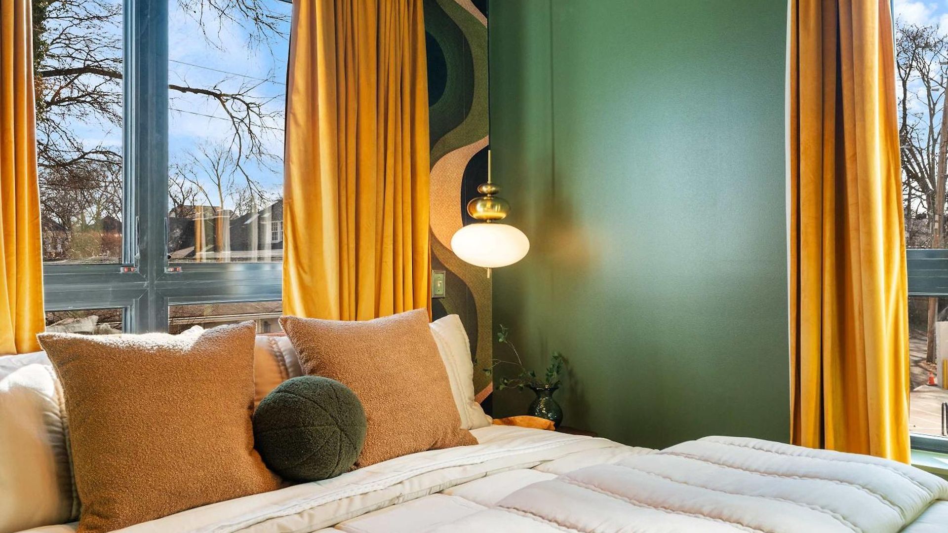 Three King With Pool Gym Balcony & Garage Right On Music Row Downtown Views From Rooftop Walk To Rca B & Local Dining Under 2 Miles To Broadway Elevator Access 24 Hr Hospitality