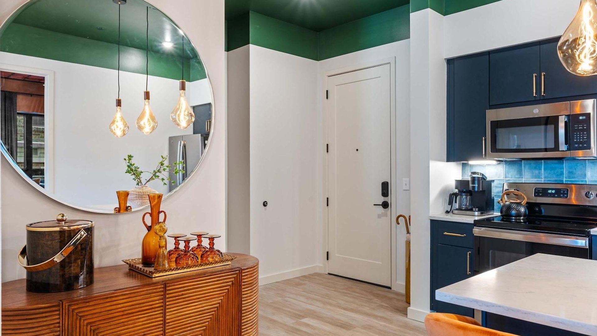 Three King With Pool Gym Balcony & Garage Right On Music Row Downtown Views From Rooftop Walk To Rca B & Local Dining Under 2 Miles To Broadway Elevator Access 24 Hr Hospitality *