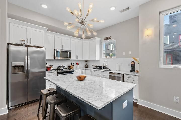 Holiday home Chic Near Downtown Sleeps 14
