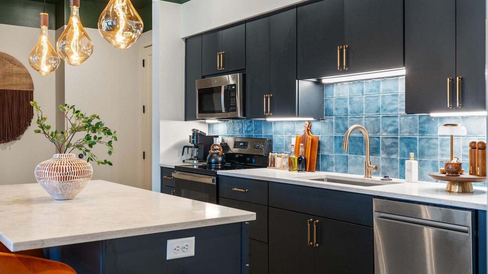 Three King With Pool Gym Balcony & Garage Right On Music Row Downtown Views From Rooftop Walk To Rca B & Local Dining Under 2 Miles To Broadway Elevator Access 24 Hr Hospitality *