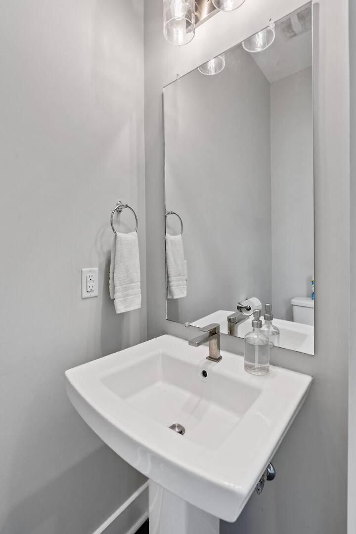Chic Near Downtown Sleeps 14 *