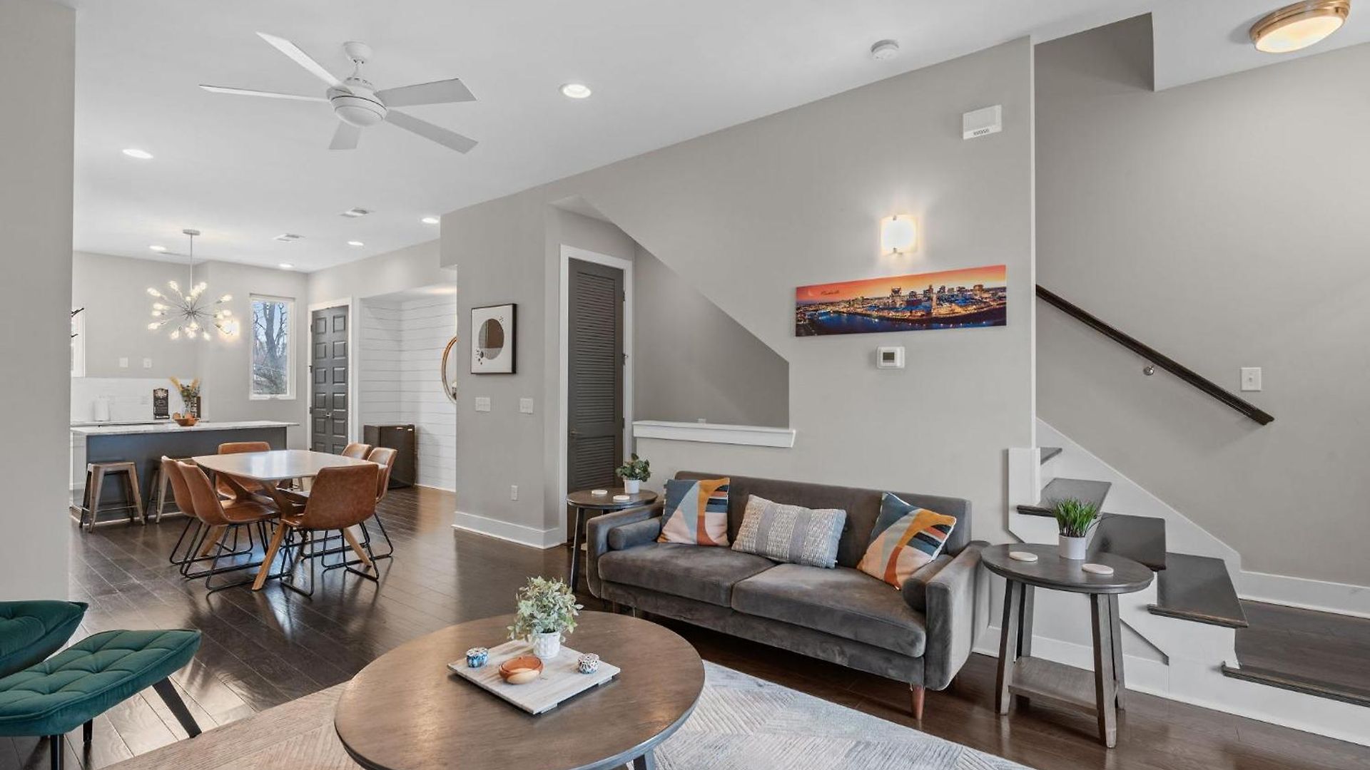 Chic Near Downtown Sleeps 14 Holiday home