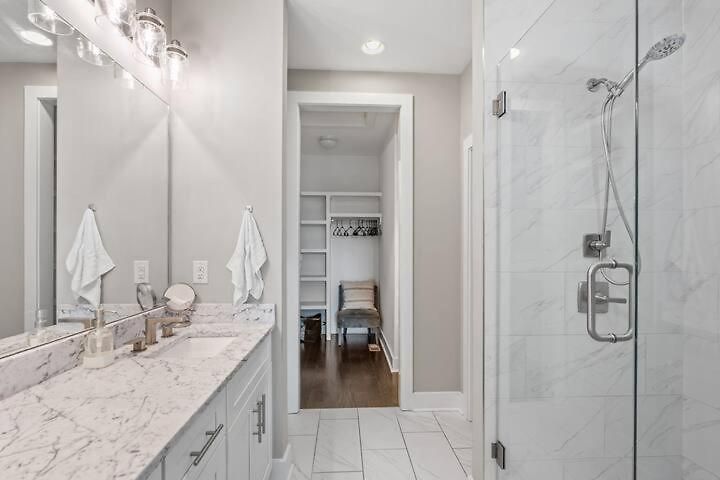 Holiday home Chic Near Downtown Sleeps 14 *