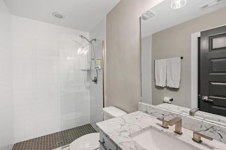 Chic Near Downtown Sleeps 14 Holiday home Nashville