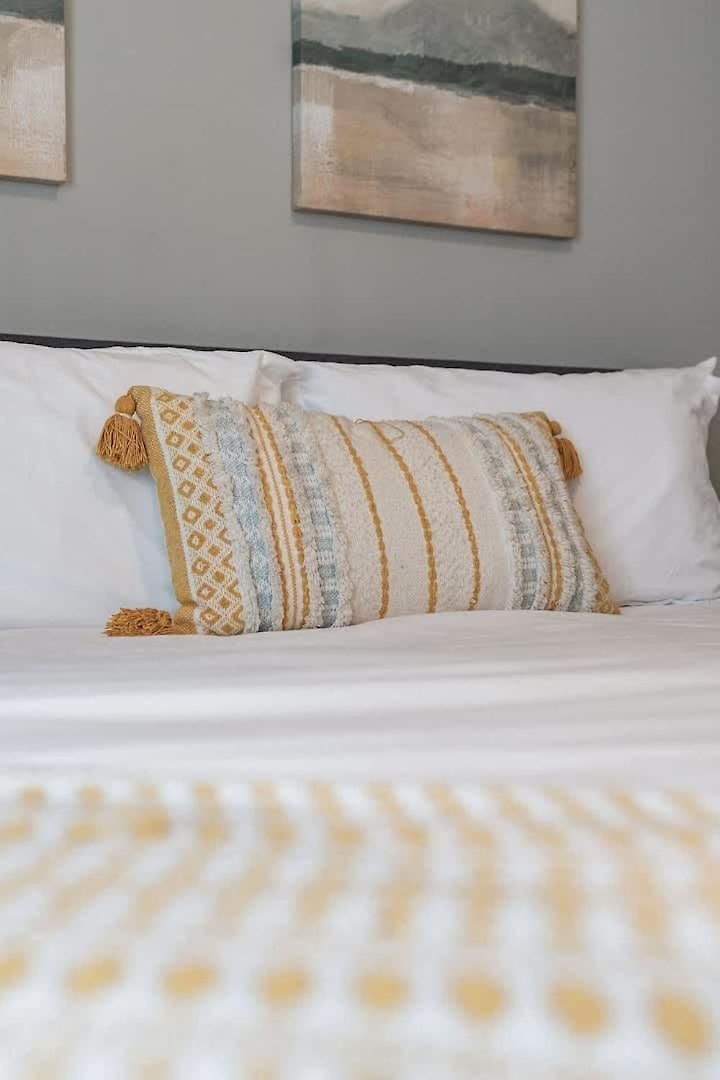 Chic Near Downtown Sleeps 14 *