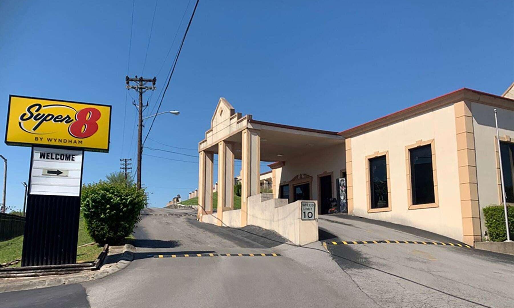 Super 8 By Wyndham Near Downtown / I-40 Hotel